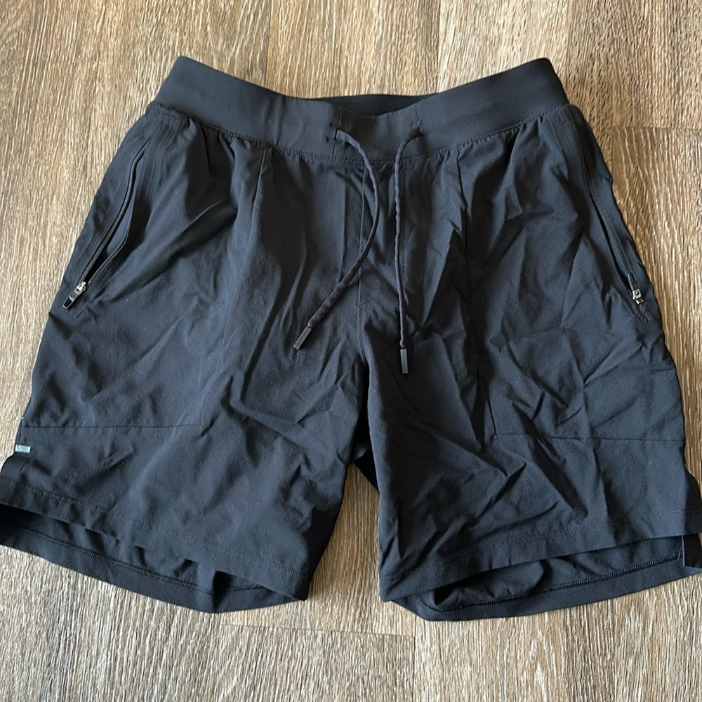 Men’s black lululemon short